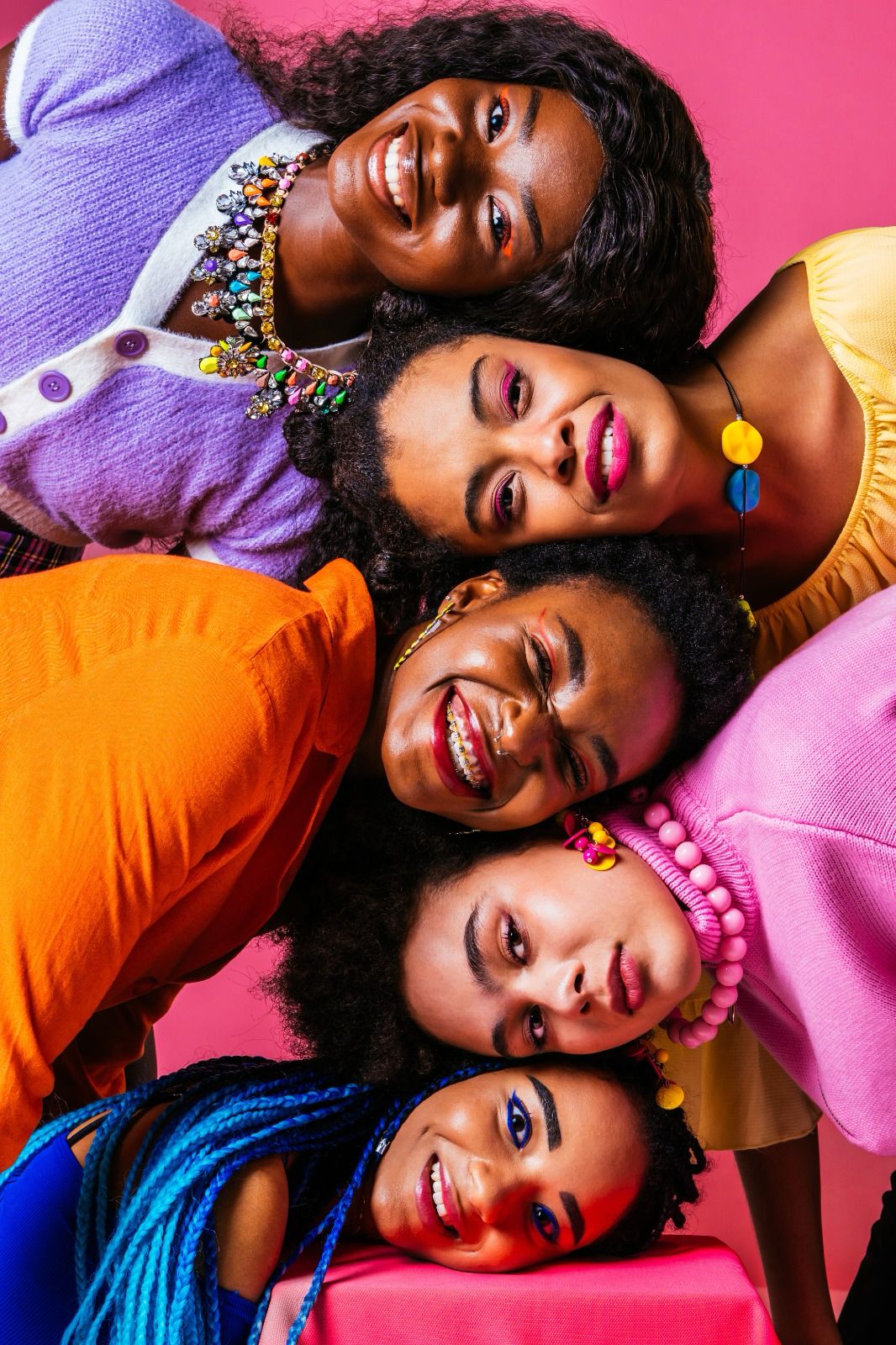 Femmes en sororité, souriantes et colorées